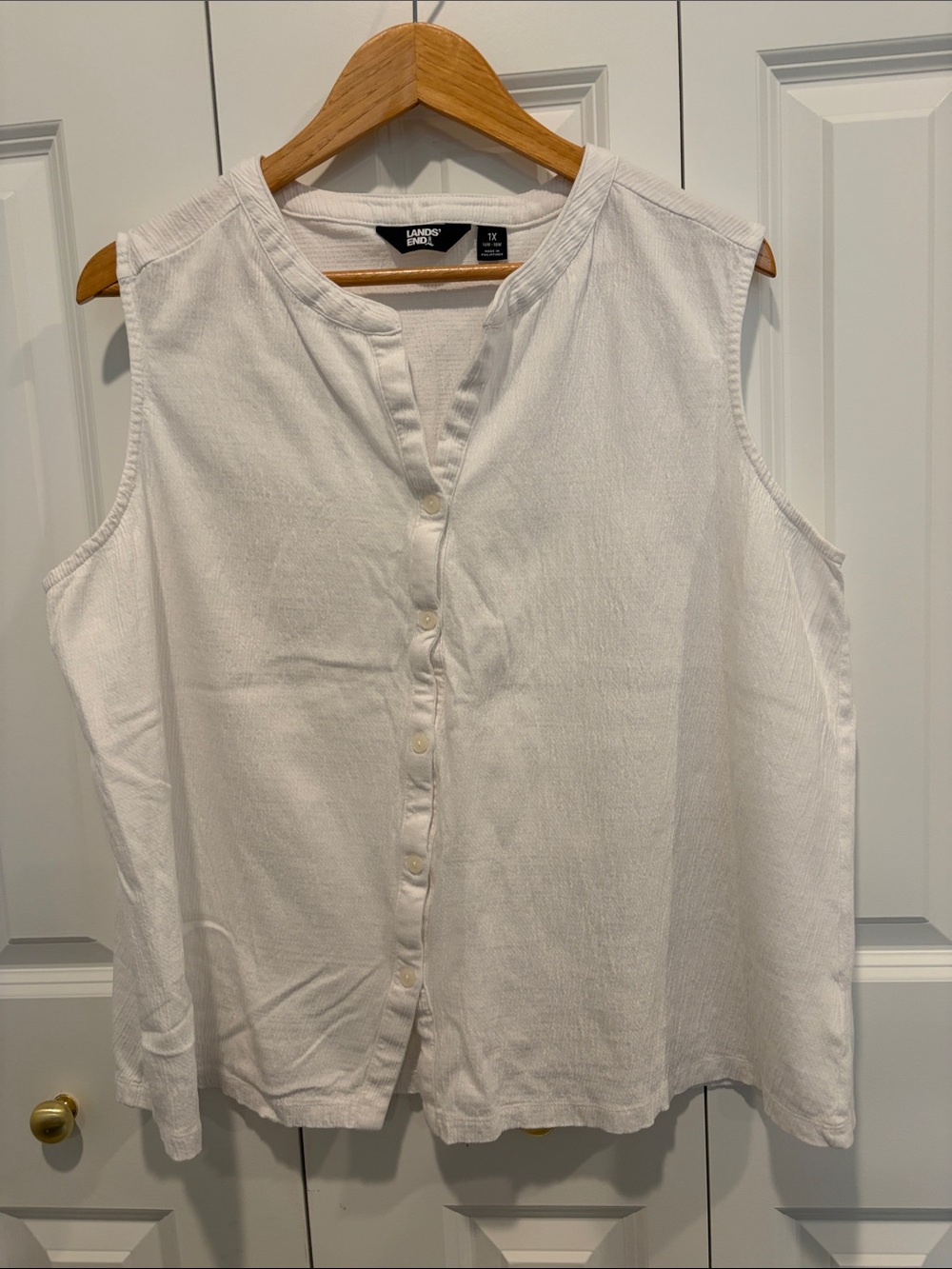 Lands End white crinkle sleeveless button down top